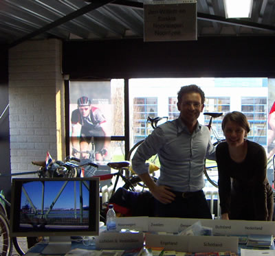 Jan-Willem en Saskia achter hun stand op de Fietsvakantiebeurs 2008 bij Vittorio