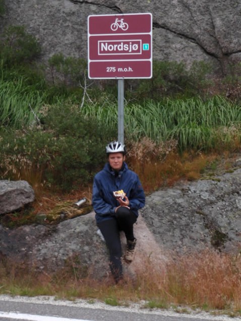 Saskia bij het bord met het hoogste punt van de route