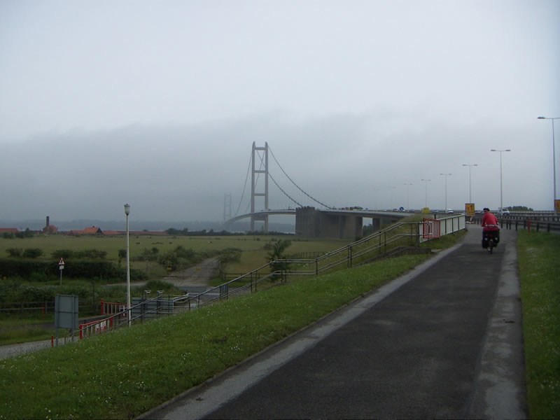 Saskia bij de Humber Bridge