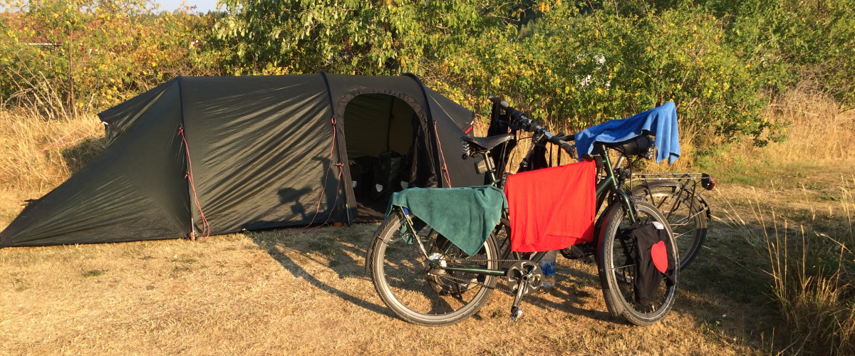 Tent op gortdroog veld van de camping