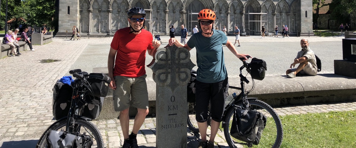 Saskia en Jan-Willem in Trondheim bij de kathedraal