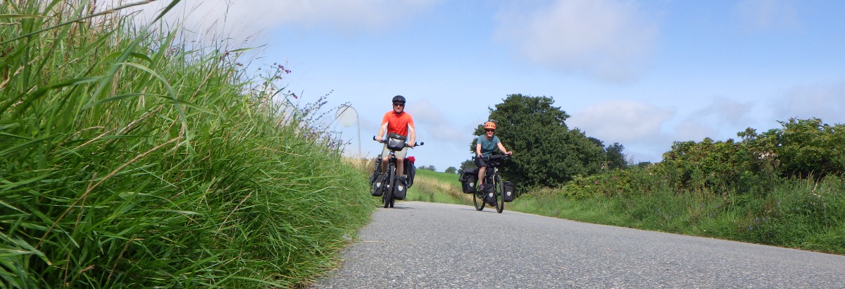 Saskia en Jan-Willem tegemoetkomend op de fiets