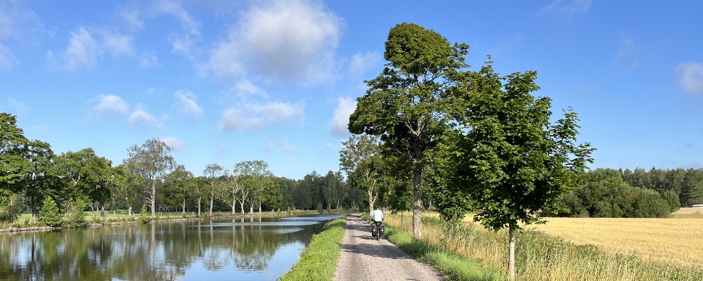 uitzicht op het kanaal en blauwe lucht