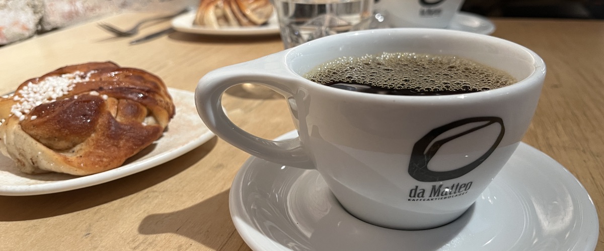 kopje koffie met kanelbule