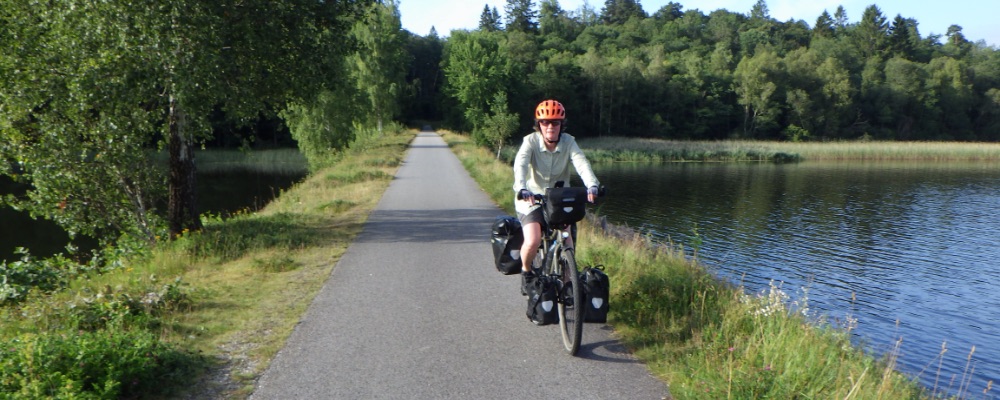 Saskia fietst langs meren